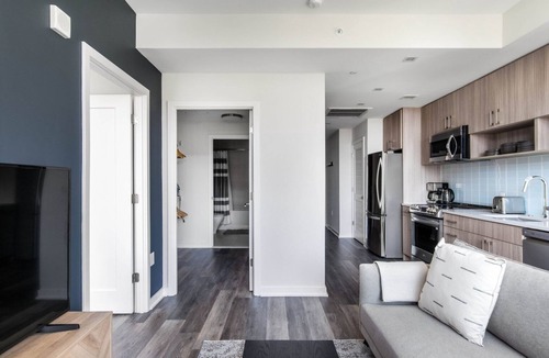 Crystal City Apartment | Sleek Crystal City 1BR w/Pool, Gym, W/D, 1 block to WF by Blueground