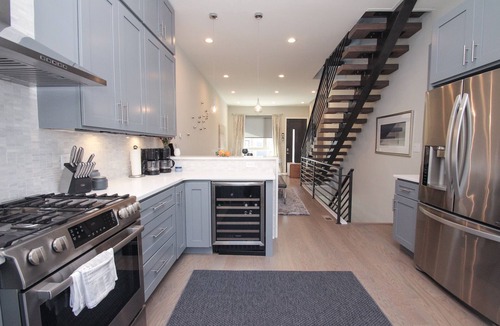 Newbold House | Sleek + Posh! 4 Bed/3.5 Baths! +RoofDeck! - Sleeps 12!