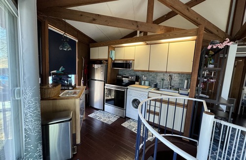 Lake Ariel Cottage | Sleep in a Treehouse!