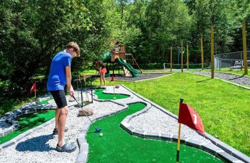 Reeders House | Sleeps 14 Pool Hot Tub Sauna Pickleball Arcade