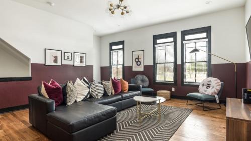 Buena Vista House | Sleeps 36 3 Townhomes 12BDR Mins to DT Broadway Painted Ladies Nashville