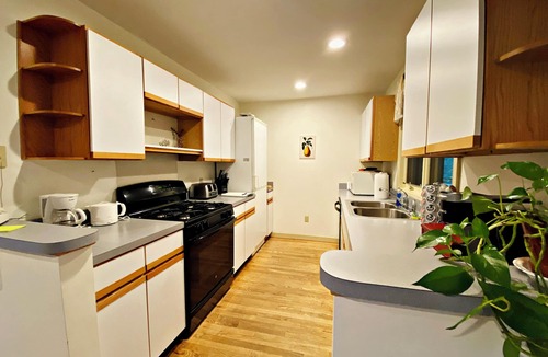 Castleton House | Sleeps 4 w/screen porch and private Hot Tub
