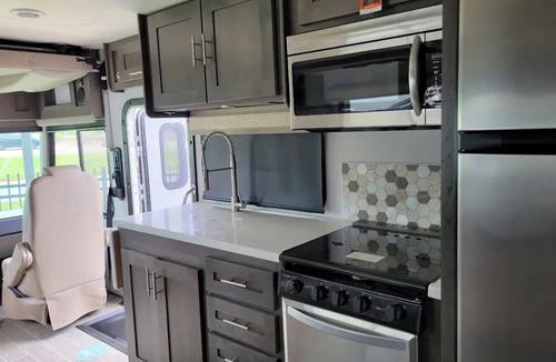 Norvelt House | Soothing RV with AC in charming Mount Pleasant/2021 Georgetown 5 Series 31L5