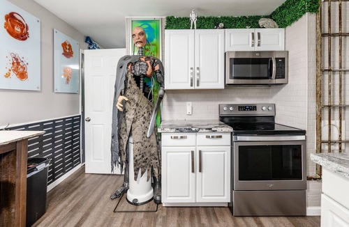Obetz House | Space Camp - 4 Bedroom Ranch with Barcade, Playground and Gameroom
