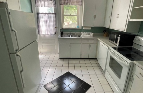 Lima House | Spacious 2 bed 1 bath in the center of Lima resting on the park