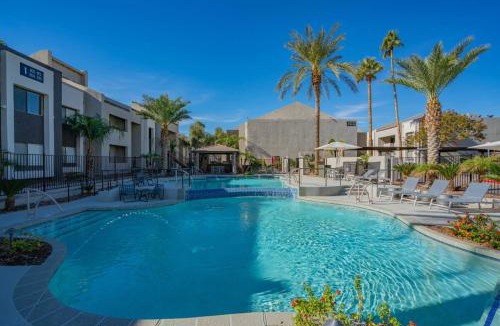 Cox Heights Apartment | Spacious 2BD - Parking, Gym, Pool - Sleep 8 - 5Min Casino