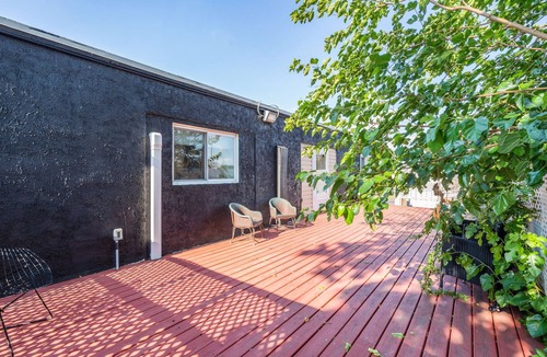 West Bristol House | Spacious 2bed room w/private deck sleep 6 & infant and toddler friendly!