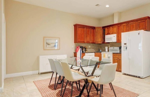 Chinatown Apartment | Spacious 3 BDR | Chinatown | Hosted By StayRafa