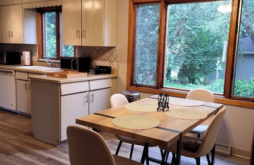 Lorain House | Spacious 4-bdrm house 30 mins Cedar point, walking distance beach, Tennis court