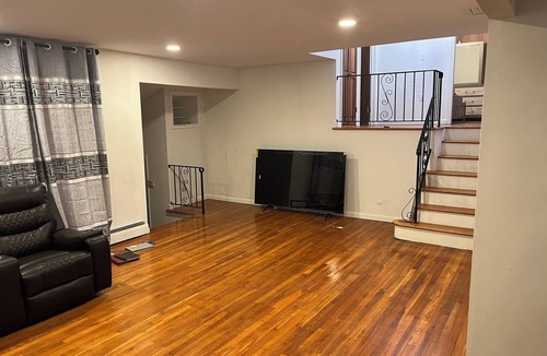 Vauxhall House | Spacious 4-bedroom house with WiFi and AC in Union.n2mnts to majors HW.