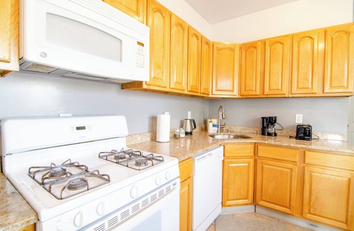North Bergen Apartment | Spacious 4-Bedroom Retreat with NYC Vibes – Perfect for Large Groups!