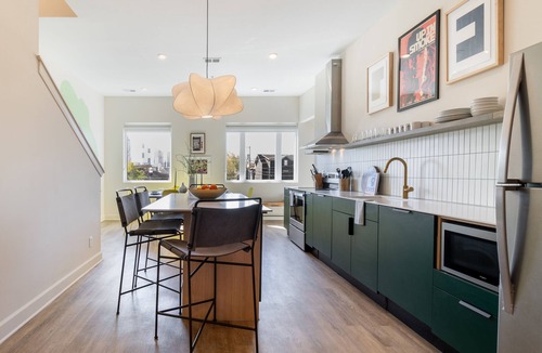 Buena Vista Apartment | Spacious 4BR | 2 Living Rooms + Putting Green & Balcony | Downtown | Vinyl House