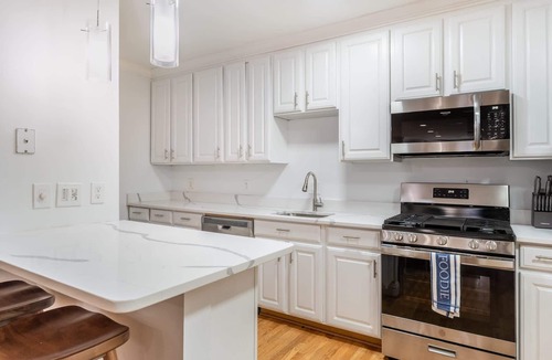 Bloomingdale House | Spacious 4BR DC Townhouse with Jet tub & Parking