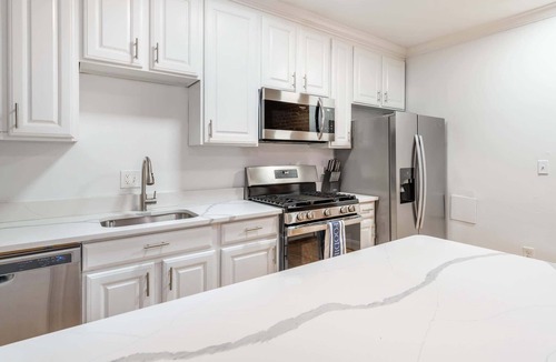 Bloomingdale House | Spacious 4BR DC Townhouse with Jet tub & Parking