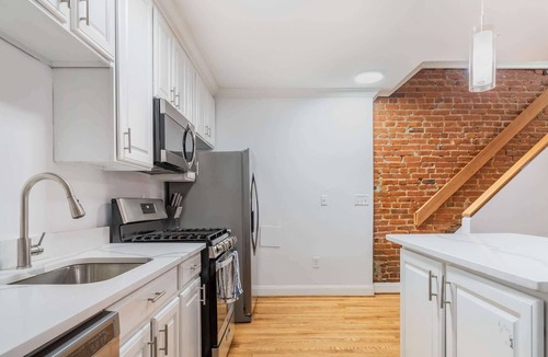 Bloomingdale House | Spacious 4BR DC Townhouse with Jet tub & Parking