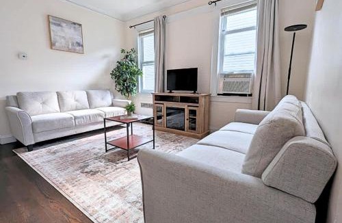 North Ironbound House | Spacious 4BR 2BA - 7Min to EWR & 20-40Min to NYC - 2 FREE Parking Spaces
