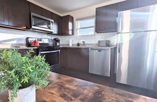 North Ironbound House | Spacious 4BR 2BA - 7Min to EWR & 20-40Min to NYC - 2 FREE Parking Spaces