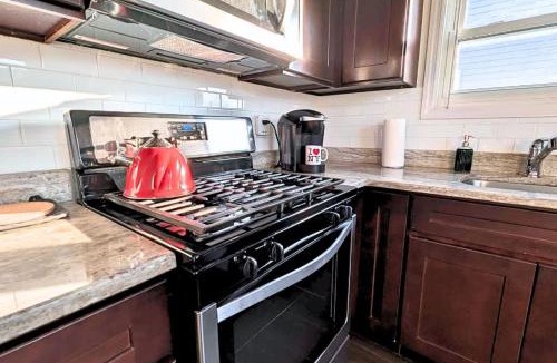 North Ironbound House | Spacious 4BR 2BA - 7Min to EWR & 20-40Min to NYC - 2 FREE Parking Spaces