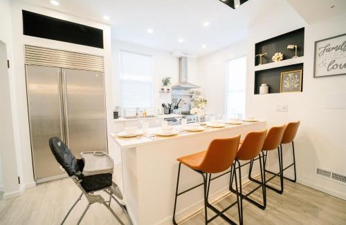 Washington House | Spacious 5 Bedroom Washington DC Home Near Metro with Free Parking