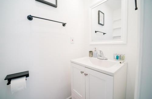 Washington House | Spacious 5 Bedroom Washington DC Home Near Metro with Free Parking