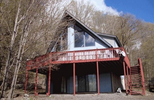 Lake Ariel Ski Chalet | Spacious 5 BR/3 BA Pocono Chalet game room in the Hideout