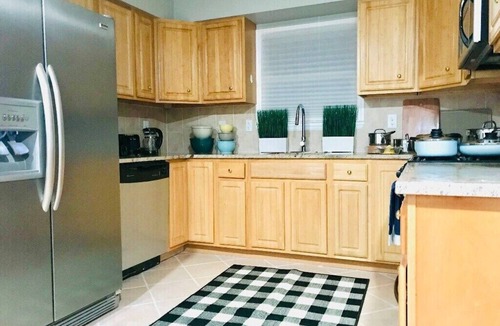 North Bergen House | Spacious 5BDR, 3.5BTH, with 2-car parking. Minutes to Manhattan and EWR Airport!