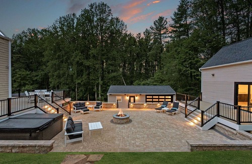 Hamilton House | Spacious 6-bedroom house in charming Waterford on 10 acres & Entertainment Room