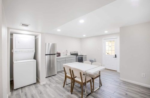 Adelphi House | Spacious 7-bedroom house with WiFi, AC, and Streaming Services in Silver Spring