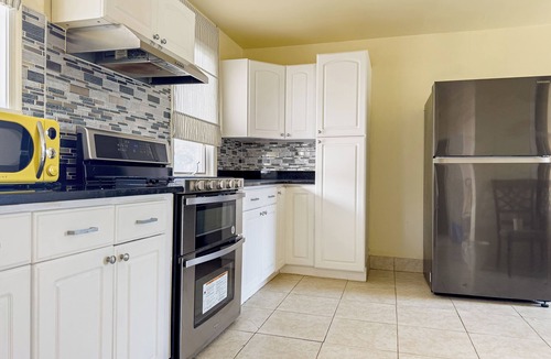 Upper Darby House | Spacious 7-BR Family Retreat in Upper Darby