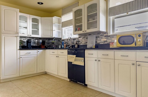 Upper Darby House | Spacious 7-BR Family Retreat in Upper Darby