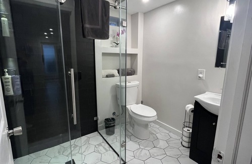 Trinidad Apartment | Spacious and bright 1bd English basement near Capitol w/free street parkingn