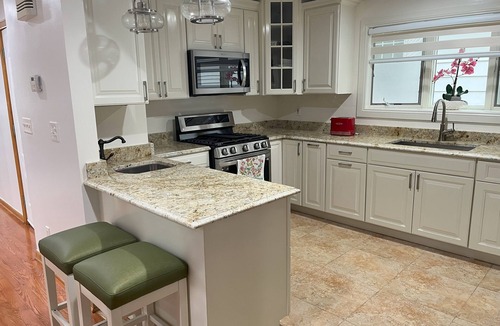 Murray Hill Apartment | Spacious and Elegant apartment on second floor with all the amenities.