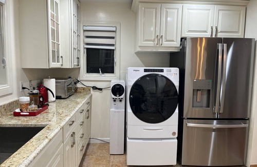Murray Hill Apartment | Spacious and Elegant apartment on second floor with all the amenities.