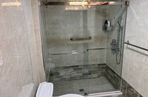 Murray Hill Apartment | Spacious and Elegant apartment on second floor with all the amenities.