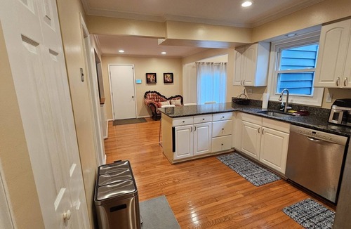 White Oak House | Spacious and Family Friendly 6-bedrooms house in delightful Silver Spring.