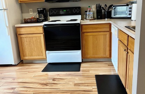 Middletown House | Spacious and luxurious 3 bed/1.5 bath townhome with free parking, sleeps 6