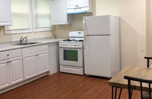 Weequahic Apartment | Spacious and private apartment with 3 bedrooms and 1 bathroom near Newark International Airport EWR and New York City