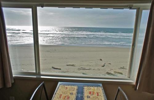 Lincoln City House | Spacious Beachfront Suite - Sleeps 8 - Top Floor - Pool and Sauna