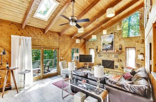 Bushkill House | Spacious Design Lodge In Woods - Bushkill