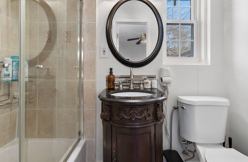 White Oak House | Spacious Getaway| 4BR QBEDS|12mi - DC+Attractions!