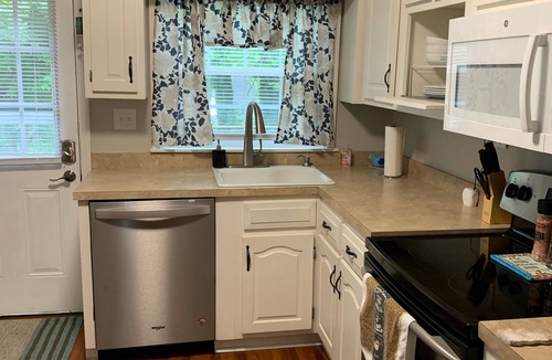 Richmond House | Spacious Home - Sleeps 8 Fire-pit 1 Block to EKU & Downtown, 2 Miles to I-75