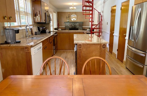 Greentown House | 🌲🚣‍♂️🦅 Spacious Lake Cottage MSTR Suite LRG Deck Lake Wallenpaupack
