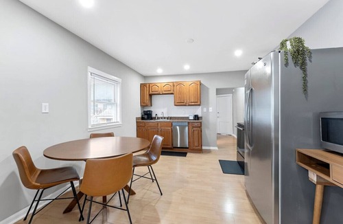 Wyandotte Apartment | Spacious Mid Century Modern 1 Bed 1 Bath 65" TV