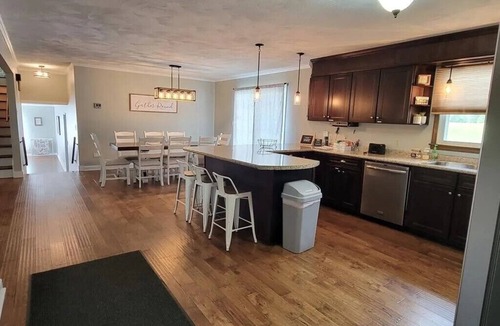 Sugar Grove House | Spacious Mountain Retreat – Sleeps 12 – Pool, Hot Tub, Peaceful & Beautiful!