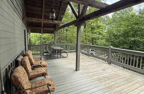 Mifflinburg Cabin | Spacious Mt. cabin offering a perfect blend of rustic charm and modern comfort.
