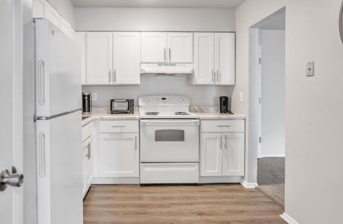 Edgemoor Apartment | Spacious Retreat I Balcony I Parking I Chateau