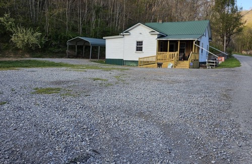 Northfork House | Spacious riding retreat 4 BR Outlaw House/ATV Riding 10beds-Large Parking