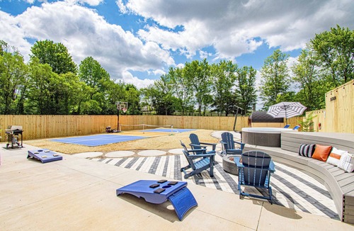 Shelbyville House | Speakeasy, Hot Tub, Theater, Pickle Ball, Sleeps 20