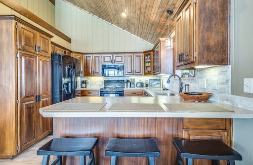 Lost Bridge Village House | Spectacular 180° Beaver Lakefront Views! Steps to Shoreline+Pool Table+Fire Pit