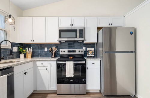 Summit Station Apartment | Split-Level Comfort | 2 Living Rooms, Garage, Deck